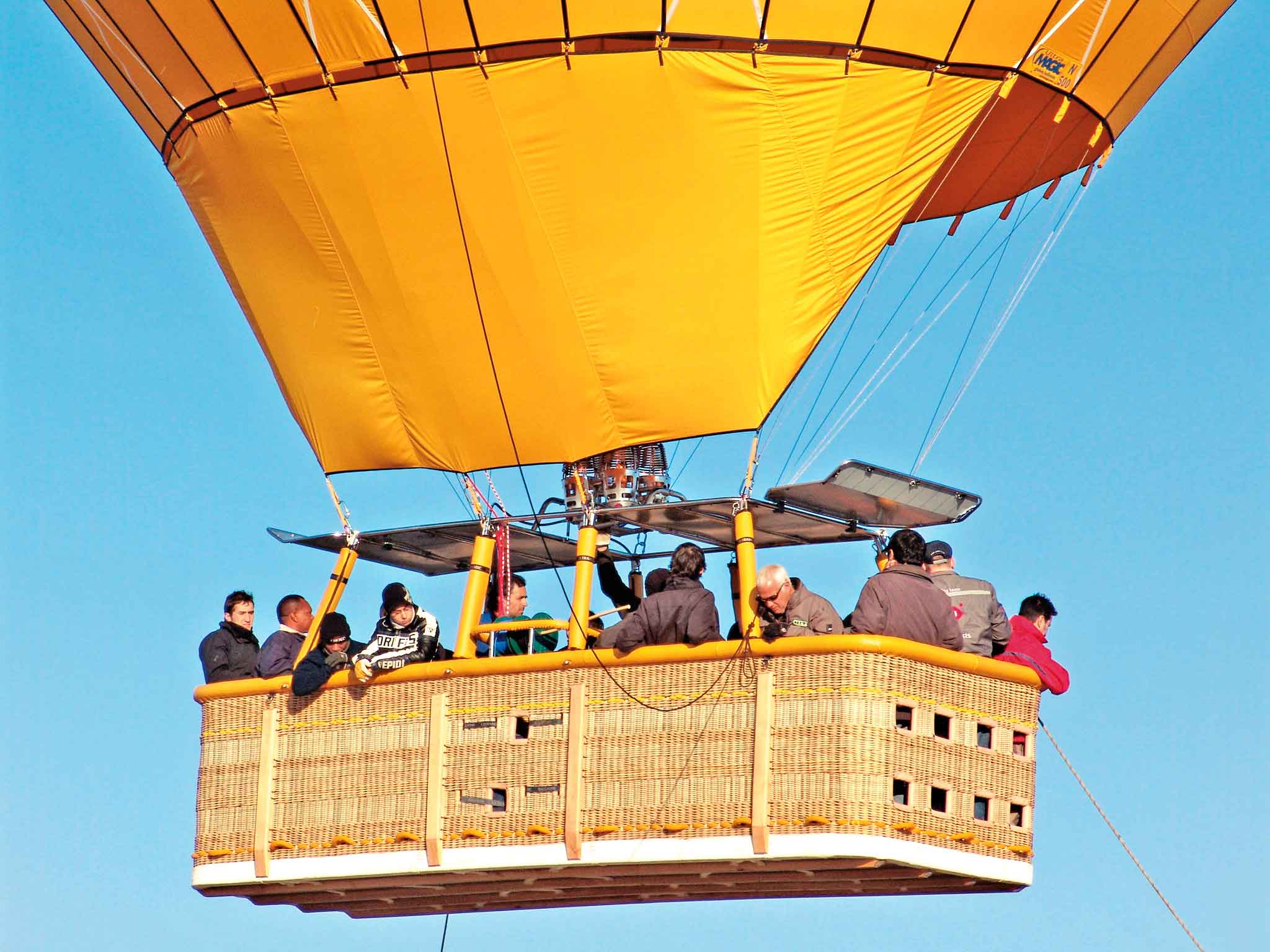 Hot air balloon basket